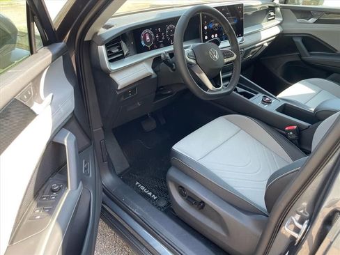 New 2026 Volkswagen Tiguan SE FWD image 3