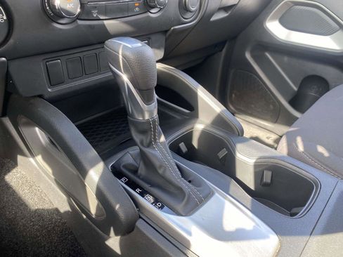 Used 2024 Nissan Frontier SV image 27