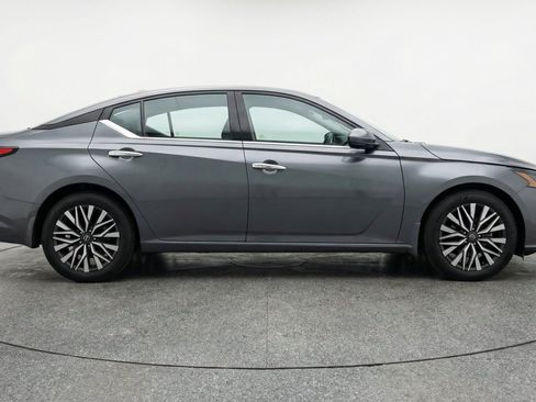 Used 2025 Nissan Altima 2.5 SV FWD image 11