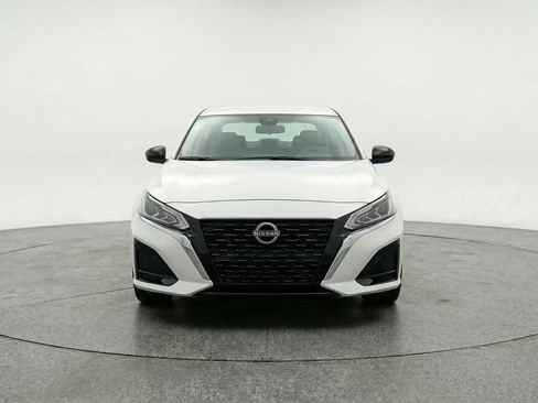 Used 2025 Nissan Altima 2.5 SV image 2