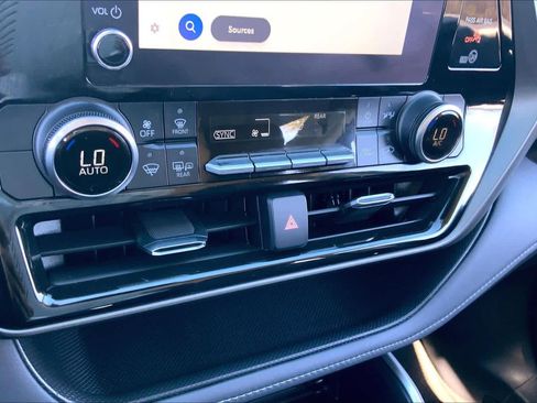 Used 2024 Toyota Highlander LE image 33