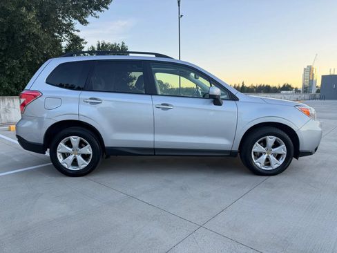 Used 2015 Subaru Forester 2.5i Premium w/ All-Weather Package AWD/4WD image 6