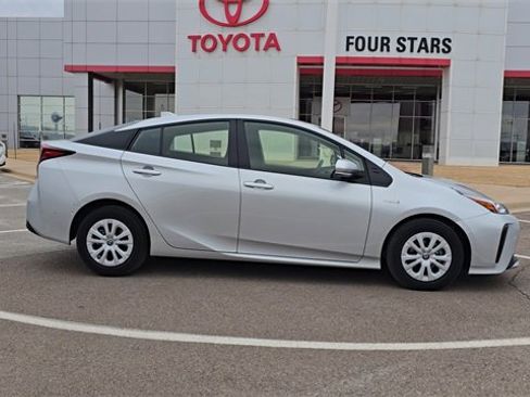 Used 2022 Toyota Prius LE image 5