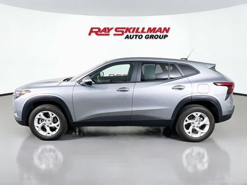Used 2025 Chevrolet Trax LS w/ LS Convenience Package FWD image 4