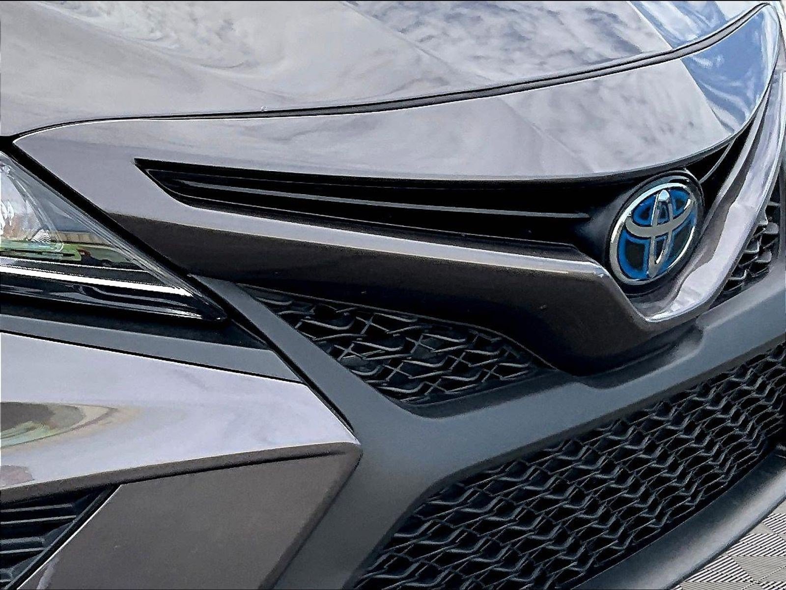 Used 2020 Toyota Camry SE w/ Sunroof Package FWD image 32