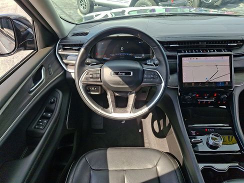 Certified 2022 Jeep Grand Cherokee L Limited AWD/4WD image 12
