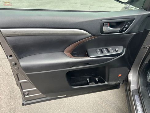 Used 2018 Toyota Highlander Limited Platinum image 9