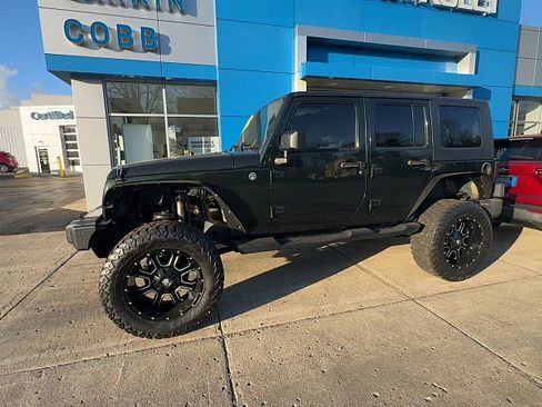 Used 2010 Jeep Wrangler Unlimited Sahara image 2