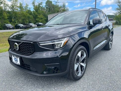 Used 2024 Volvo XC40 B5 Core AWD/4WD image 1