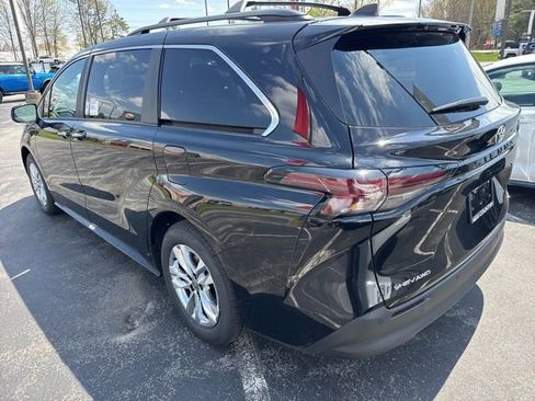 New 2026 Toyota Sienna XLE AWD/4WD image 5