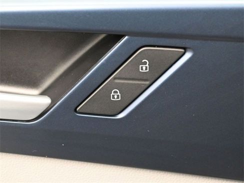 Used 2023 Volkswagen Taos SE w/ Panoramic Sunroof Package image 14