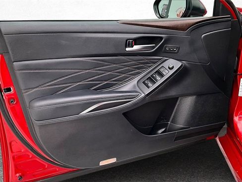 Used 2021 Toyota Avalon Limited image 19