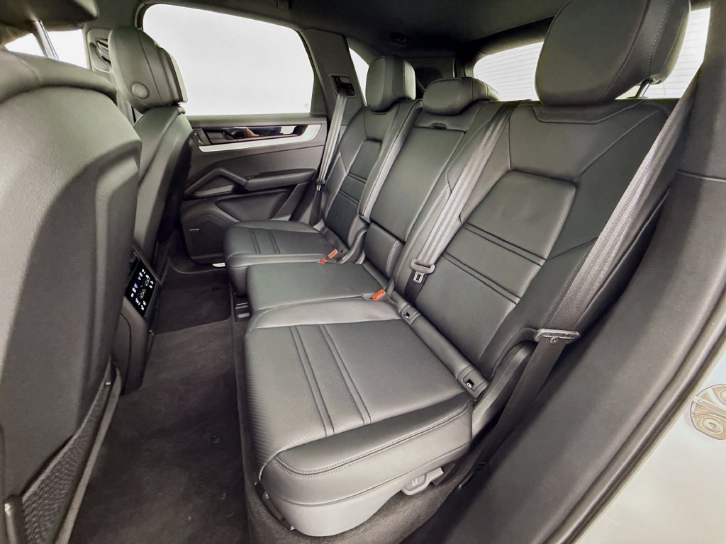 Certified 2025 Porsche Cayenne E-Hybrid AWD/4WD image 24