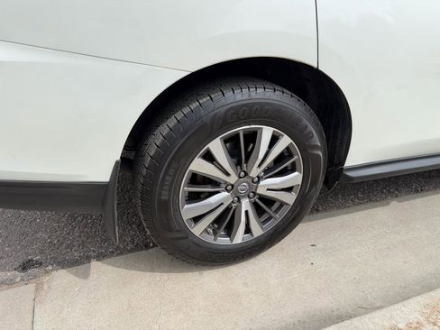 Used 2019 Nissan Pathfinder SL AWD/4WD image 17