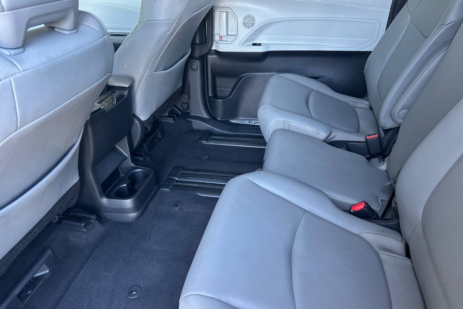 Used 2026 Toyota Sienna XLE FWD image 24