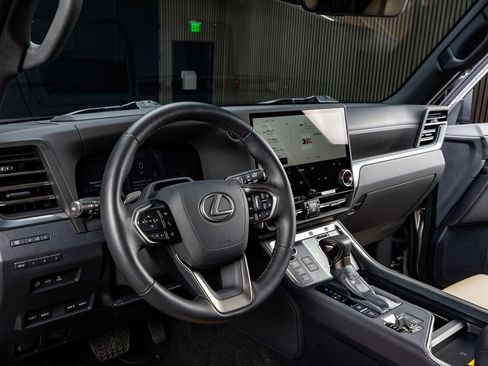 Used 2025 Lexus GX 550 image 17