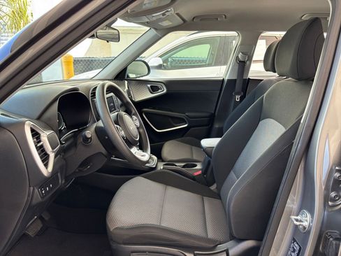 Used 2025 Kia Soul LX w/ LX Technology Package FWD image 27