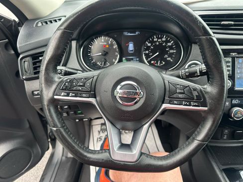 Used 2017 Nissan Rogue SV w/ SV Premium Package AWD/4WD image 16