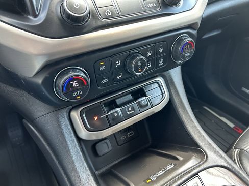 Used 2021 GMC Acadia Denali w/ Denali Technology Package AWD/4WD image 28