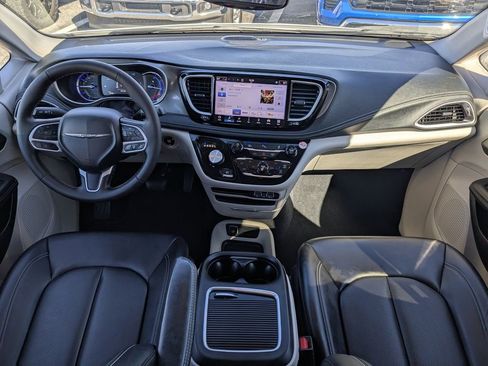Certified 2024 Chrysler Pacifica Select image 17