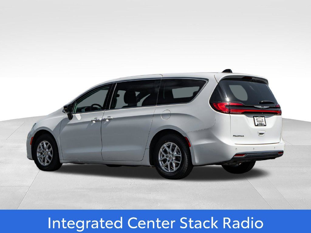 Used 2024 Chrysler Pacifica Touring-L FWD image 5