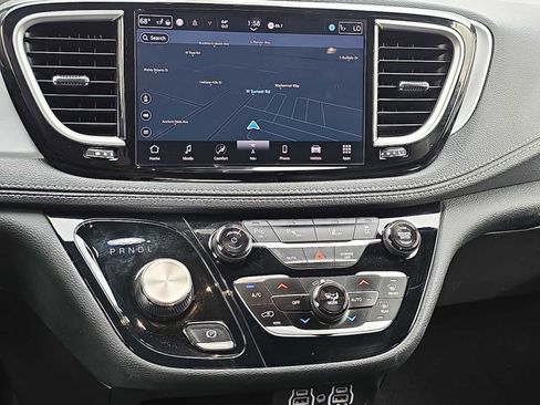 Used 2024 Chrysler Pacifica Limited image 20