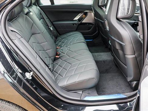 New 2025 BMW i7 eDrive50 w/ Premium Package image 24