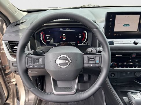 Used 2025 Nissan Rogue Platinum w/ Tech Package FWD image 18