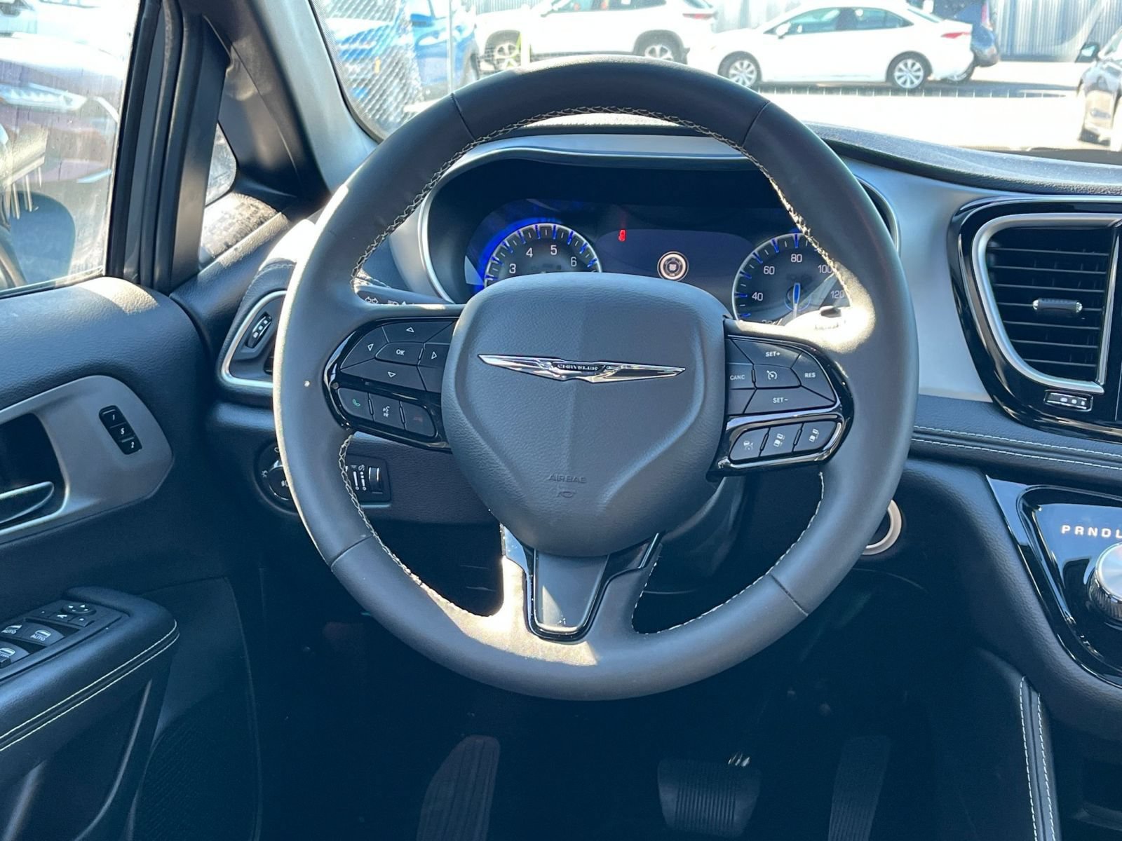 Used 2025 Chrysler Pacifica Limited FWD image 29
