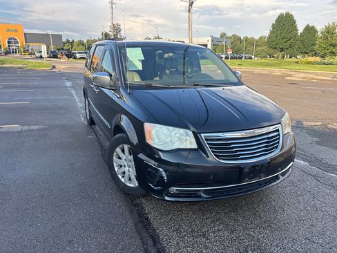Used 2012 Chrysler Town & Country Touring-L w/ Entertainment Group #2 FWD image 15