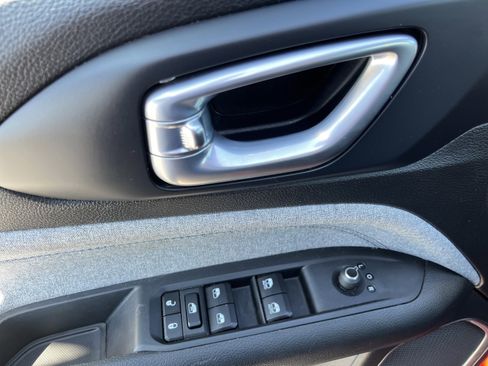 Used 2023 Jeep Compass Sport image 18