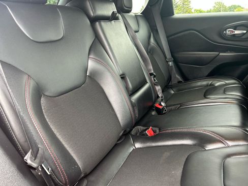 Used 2020 Jeep Cherokee Trailhawk AWD/4WD image 24