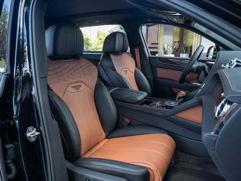 Certified 2025 Bentley Bentayga Extended Wheelbase AWD/4WD image 21