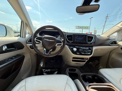 Used 2019 Chrysler Pacifica Touring-L FWD image 30