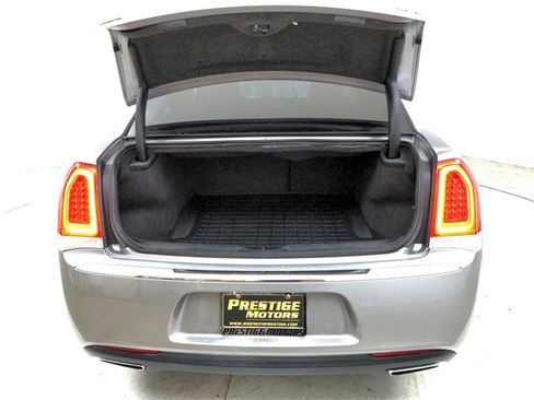 Used 2018 Chrysler 300 Limited image 42