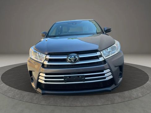 Used 2019 Toyota Highlander LE AWD/4WD image 2