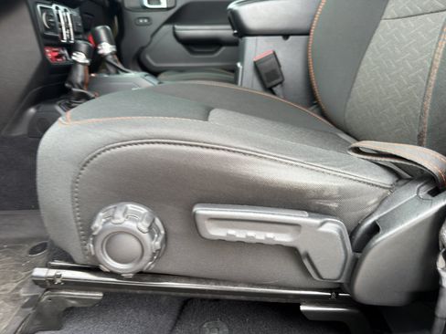Used 2021 Jeep Gladiator Mojave w/ Trailer Tow Package AWD/4WD image 8