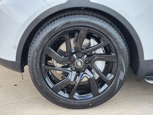 Certified 2025 Land Rover Discovery S image 11