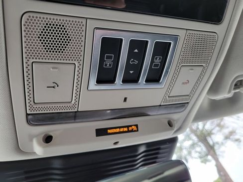 Used 2024 Land Rover Discovery S image 37