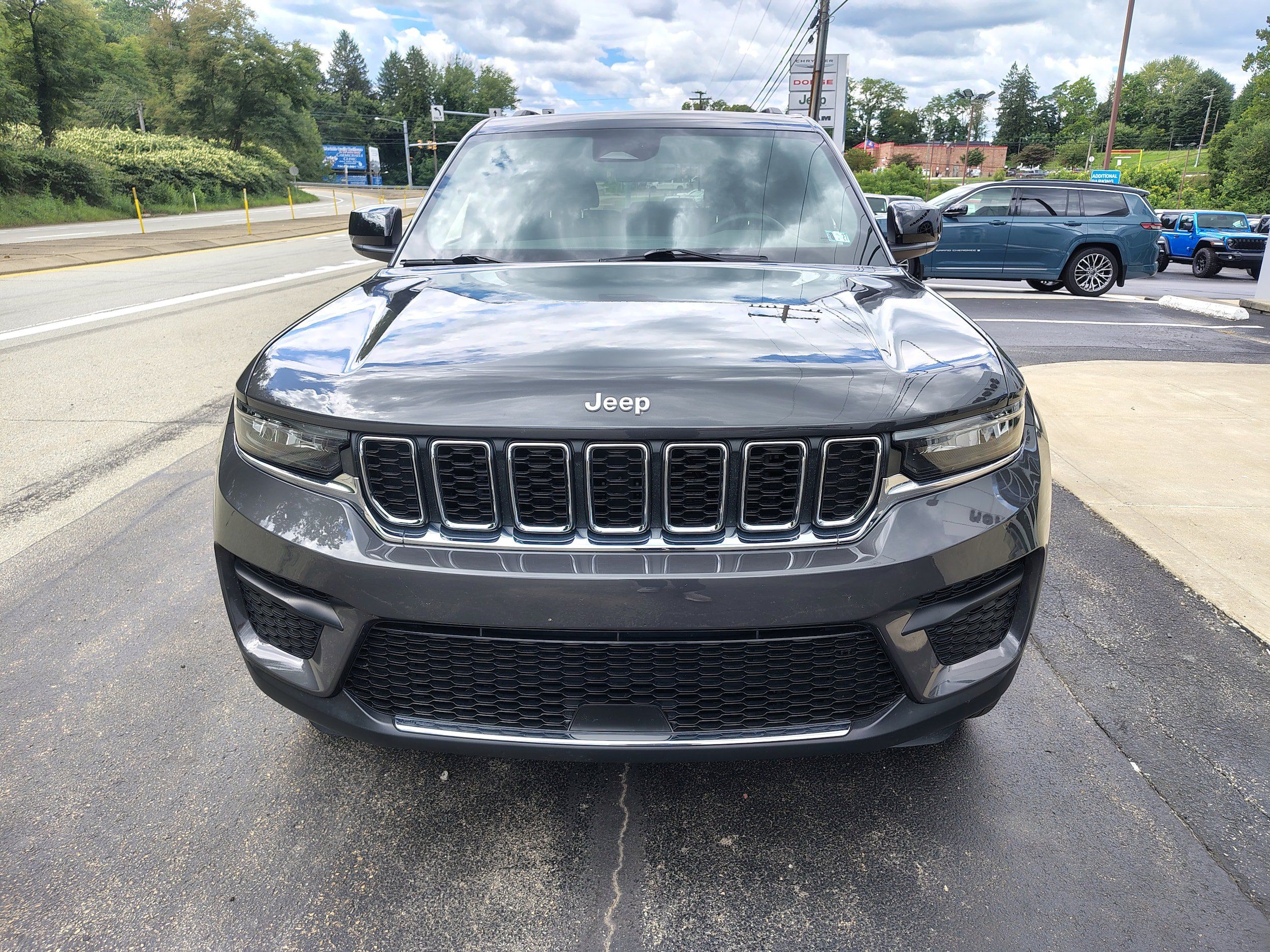 Used 2025 Jeep Grand Cherokee Laredo X w/ Luxury Tech Group I AWD/4WD image 3