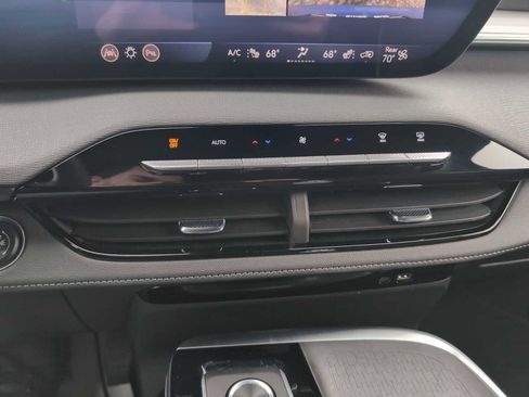 Used 2025 Buick Enclave Preferred image 18