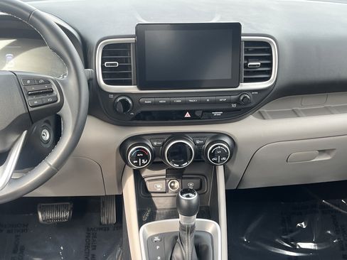 Used 2023 Hyundai Venue SEL image 21