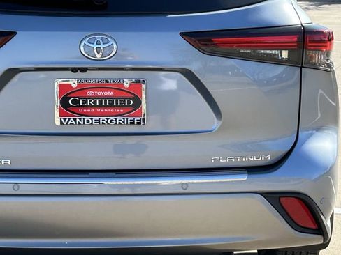 Used 2024 Toyota Highlander Platinum image 6