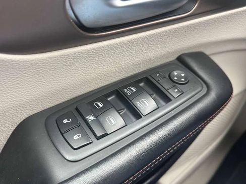 Used 2017 Chrysler Pacifica Touring Plus w/ Tire & Wheel Group FWD image 18