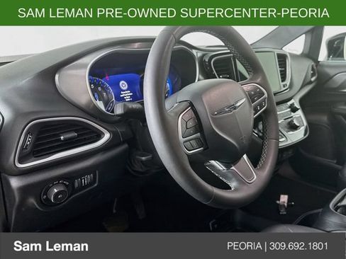Used 2025 Chrysler Pacifica Select FWD image 9
