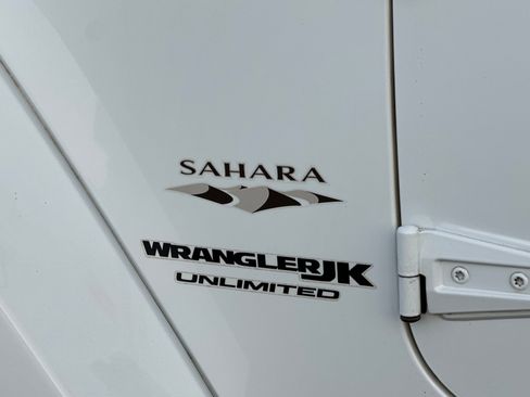 Used 2018 Jeep Wrangler Unlimited Sahara w/ Connectivity Group image 28