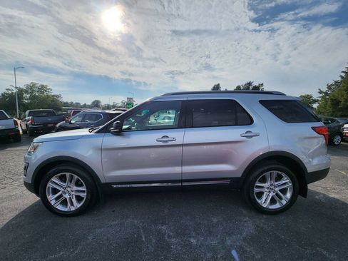 Used 2017 Ford Explorer XLT w/ Equipment Group 202A image 5