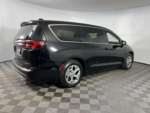 Certified 2024 Chrysler Pacifica Limited image 7