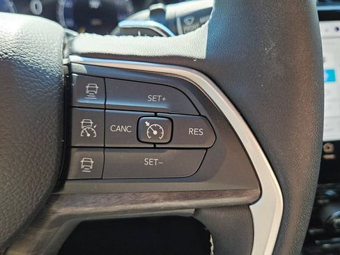 Used 2025 Jeep Grand Cherokee Limited w/ Black Appearance Package AWD/4WD image 22