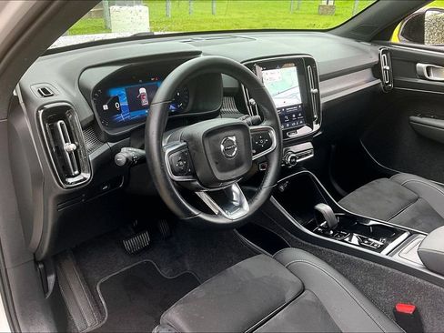 Certified 2025 Volvo XC40 B5 Plus AWD/4WD image 17